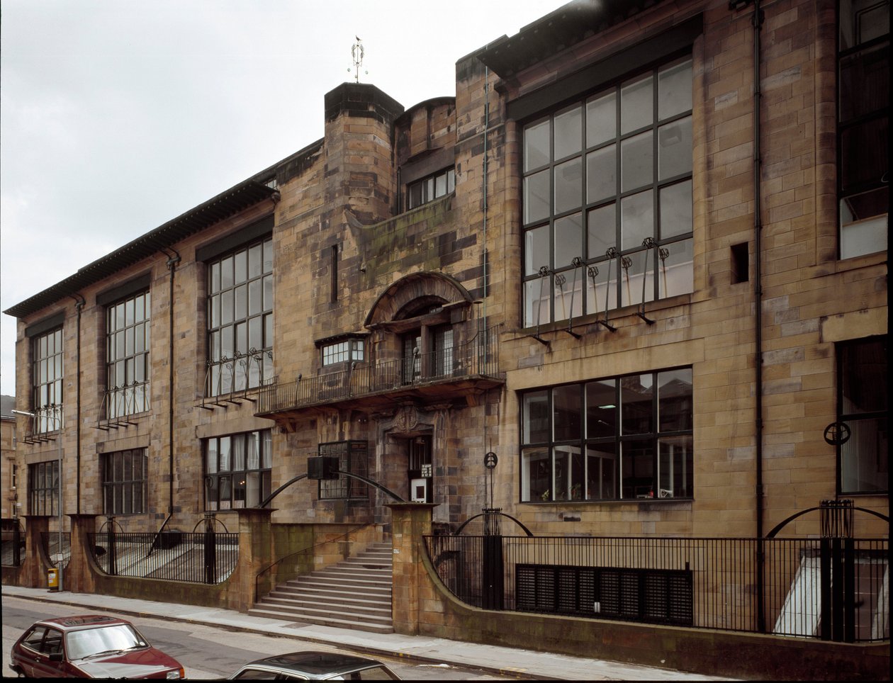 Vista da Escola de Belas Artes projetada pelo arquiteto Charles Rennie Mackintosh (1868-1928) de Charles Rennie Mackintosh