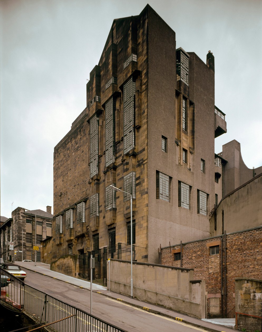 Vista da Escola de Belas Artes projetada pelo arquiteto Charles Rennie Mackintosh (1868-1928) de Charles Rennie Mackintosh