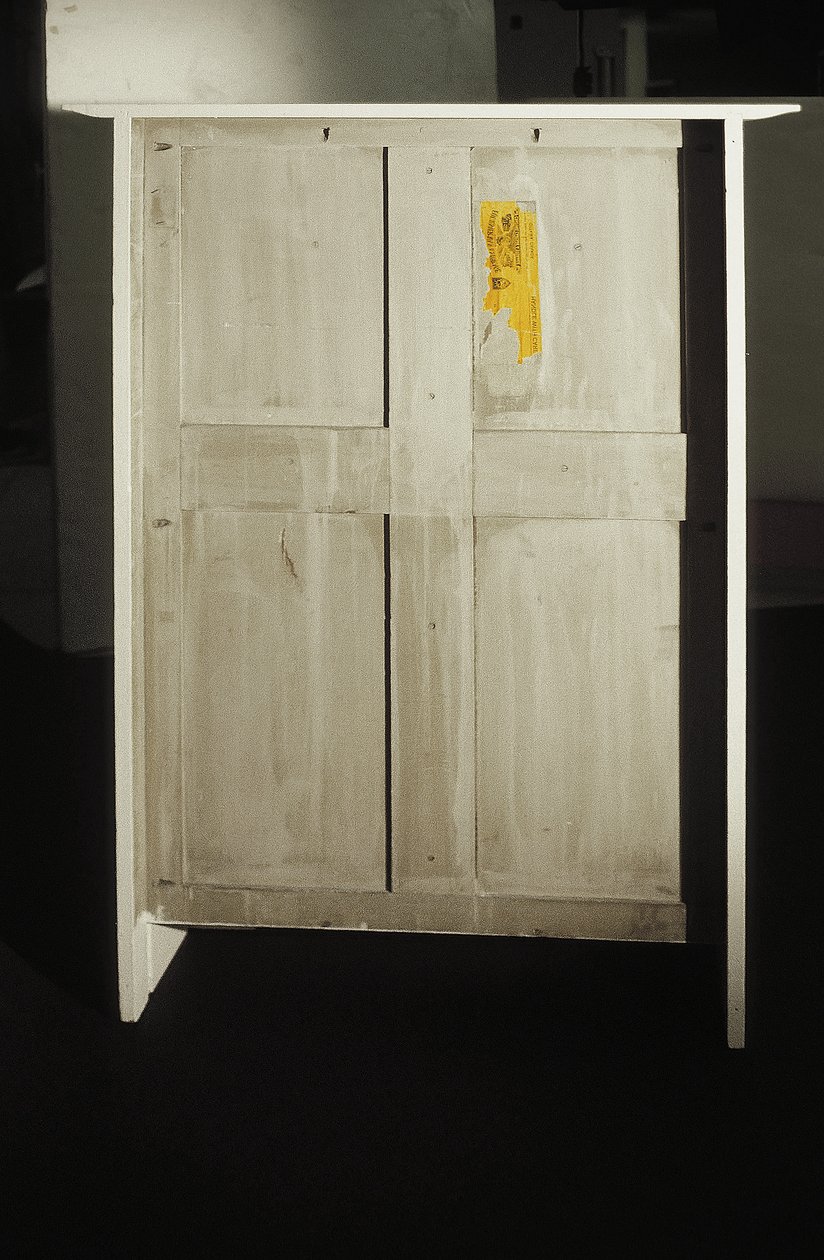 Armário branco projetado para a Sra. Rowat, 1902 (madeira, vitral, esmalte) de Charles Rennie Mackintosh