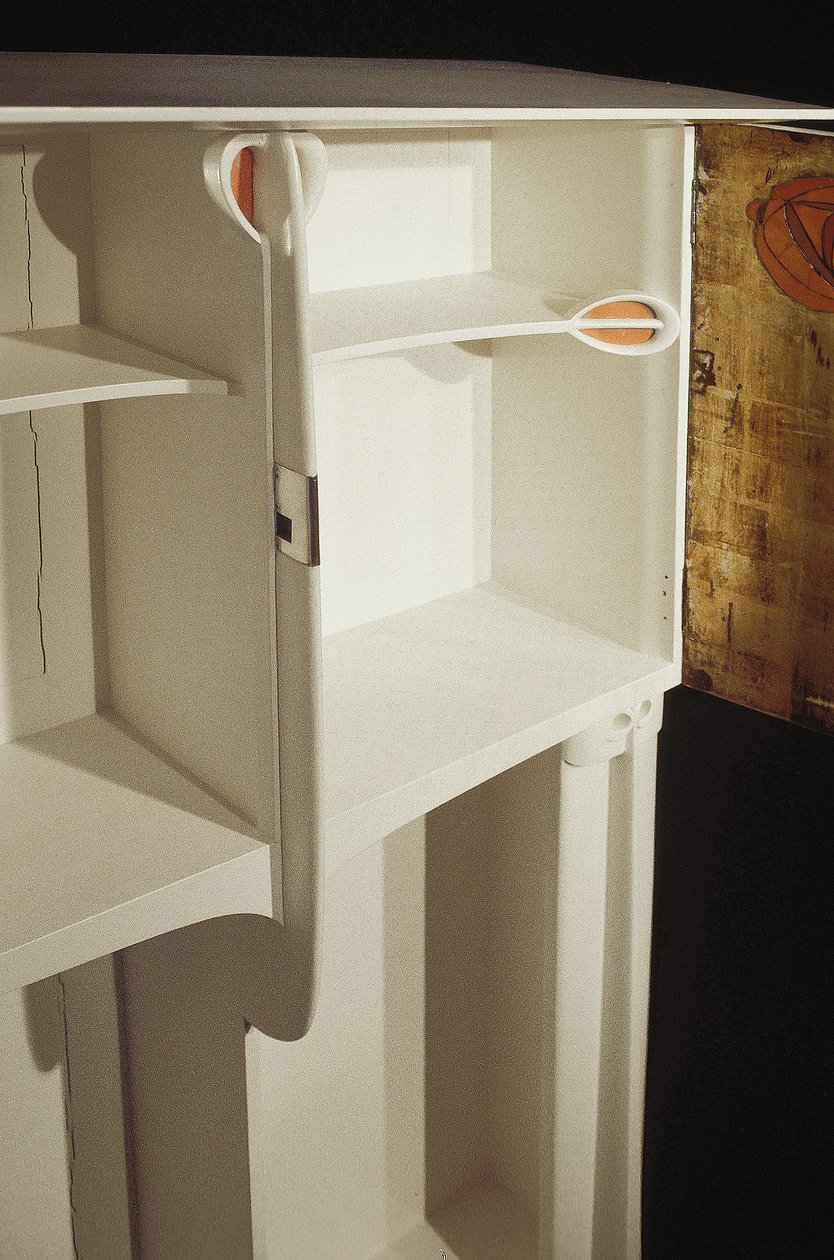 Armário branco projetado para a Sra. Rowat, 1902 (madeira, vitral, esmalte) de Charles Rennie Mackintosh