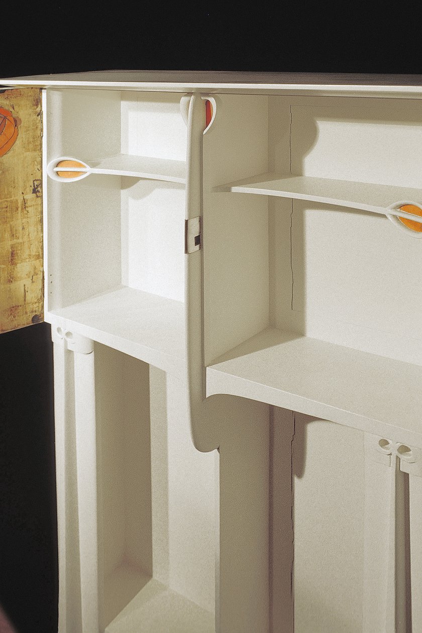 Armário branco projetado para a Sra. Rowat, 1902 (madeira, vitral, esmalte) de Charles Rennie Mackintosh