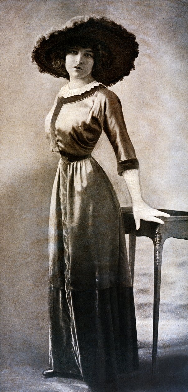 Retrato de Emilie Bouchaud, à cintura de Polar Wasp, por volta de 1909 (fotografia a preto e branco) de Charles Reutlinger