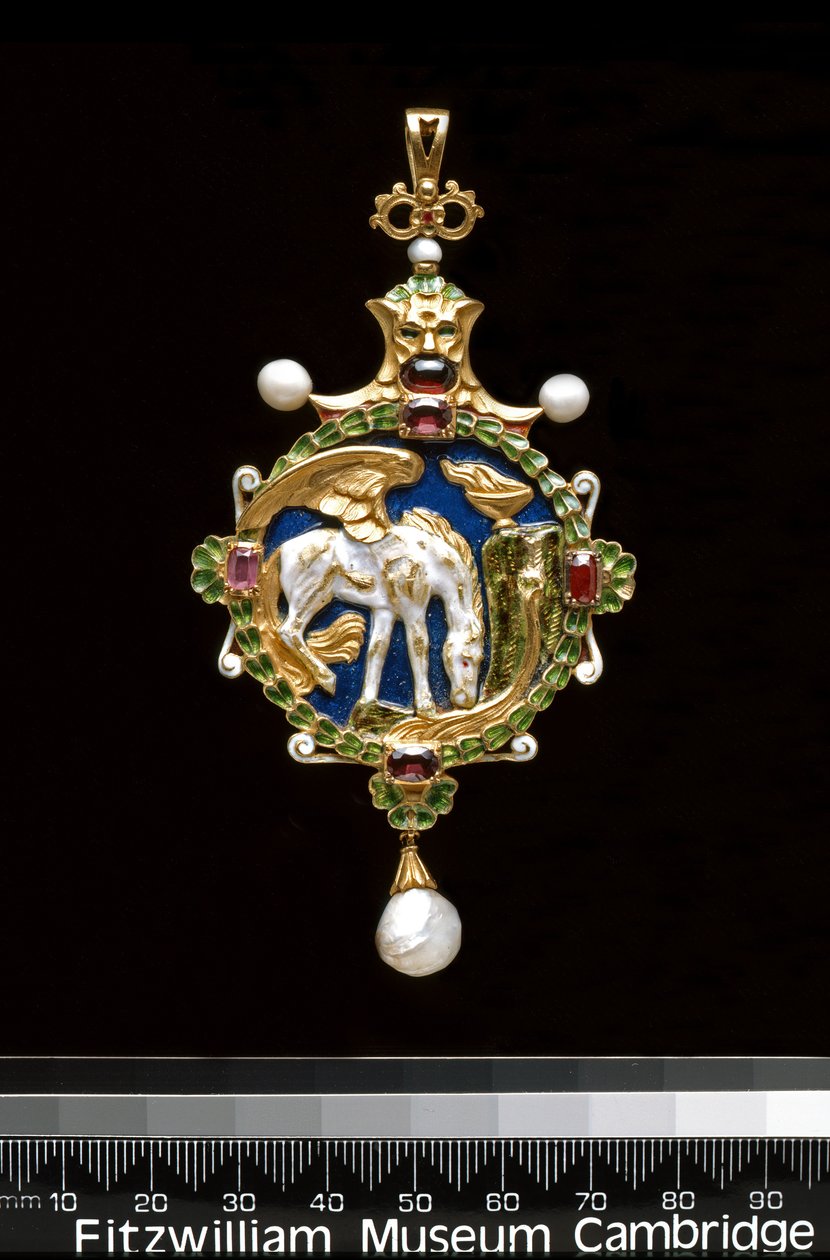 Pingente: Pegasus Beber da Fonte do Hippocrene (ouro, esmalte, pérola e wc) de Charles Ricketts