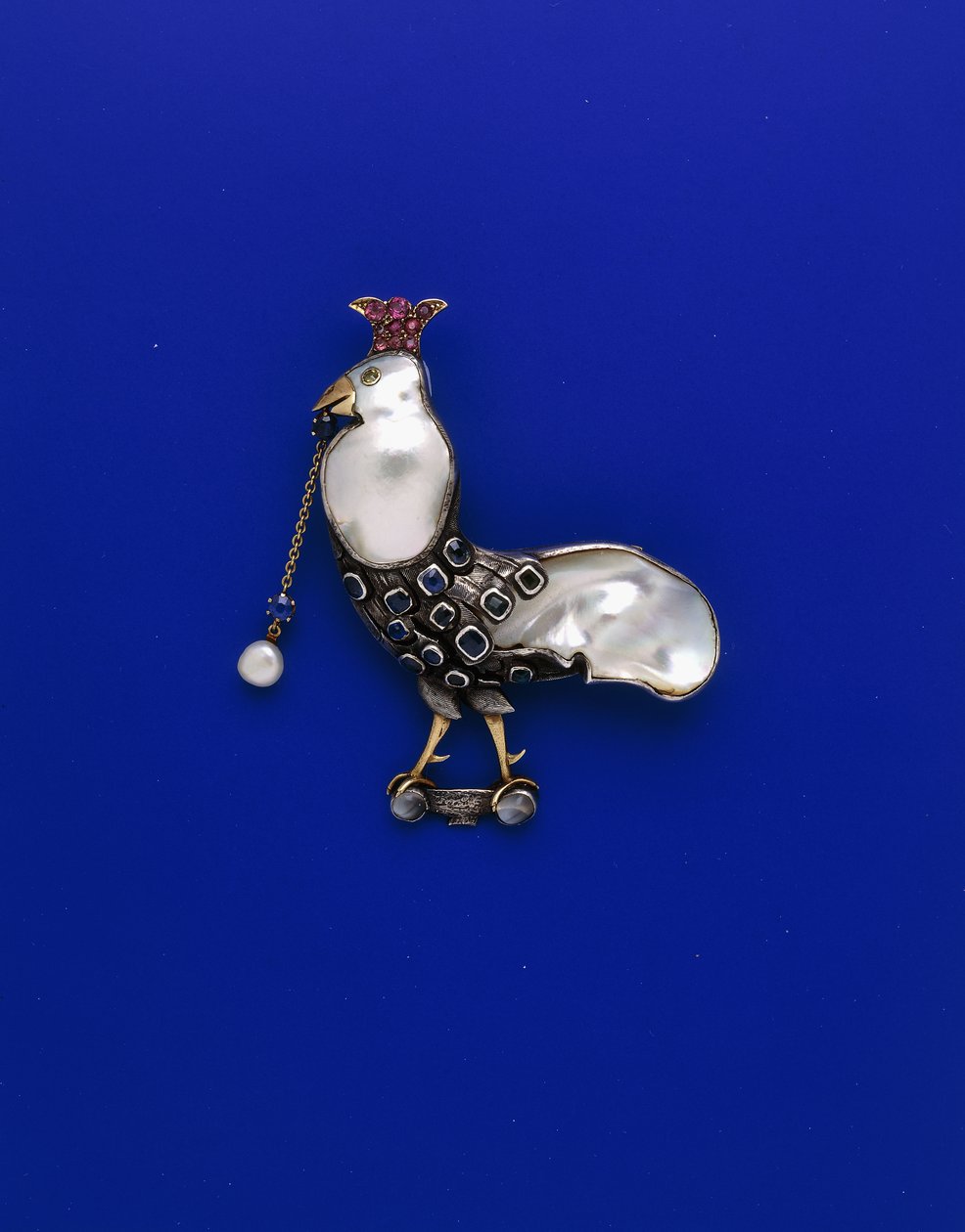 Um broche de metal branco e amarelo da Guilda do Artesanato na forma de um galo "coroado", incrustado com pérolas, pérolas, safiras, turmalinas e pedras da lua, c.1905 (metal, pérolas, safiras, turmalinas, pedras da lua) de Charles Robert Ashbee