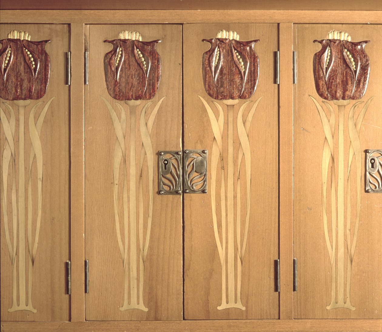 Detalhe de incrustação esculpida em gabinete, feita pela Guilda do Artesanato, c.1898-99 (mogno, azevinho e latão) de Charles Robert Ashbee