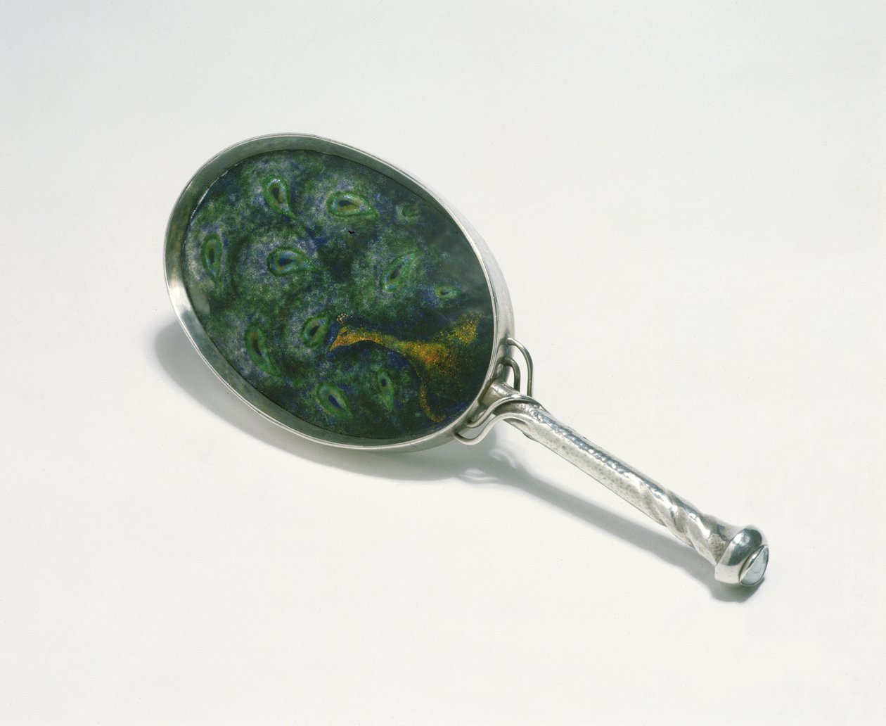 Espelho de mão desenhado por Ashbee com desenho de pavão esmaltado por William Mark, feito pela guilda de Artesanato, 1903 (prata) de Charles Robert Ashbee