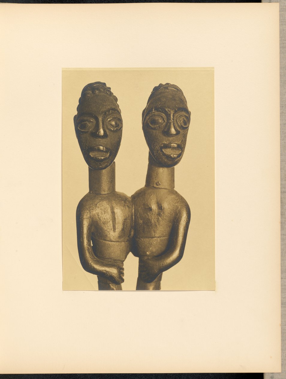[Escultura em madeira africana]. de Charles Sheeler