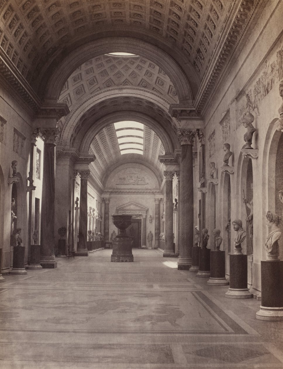 Vaticano: Galerie Nuovo Braccio, c.1860 (impressão albuminada a partir de um negativo de colódio) de Charles Soulier