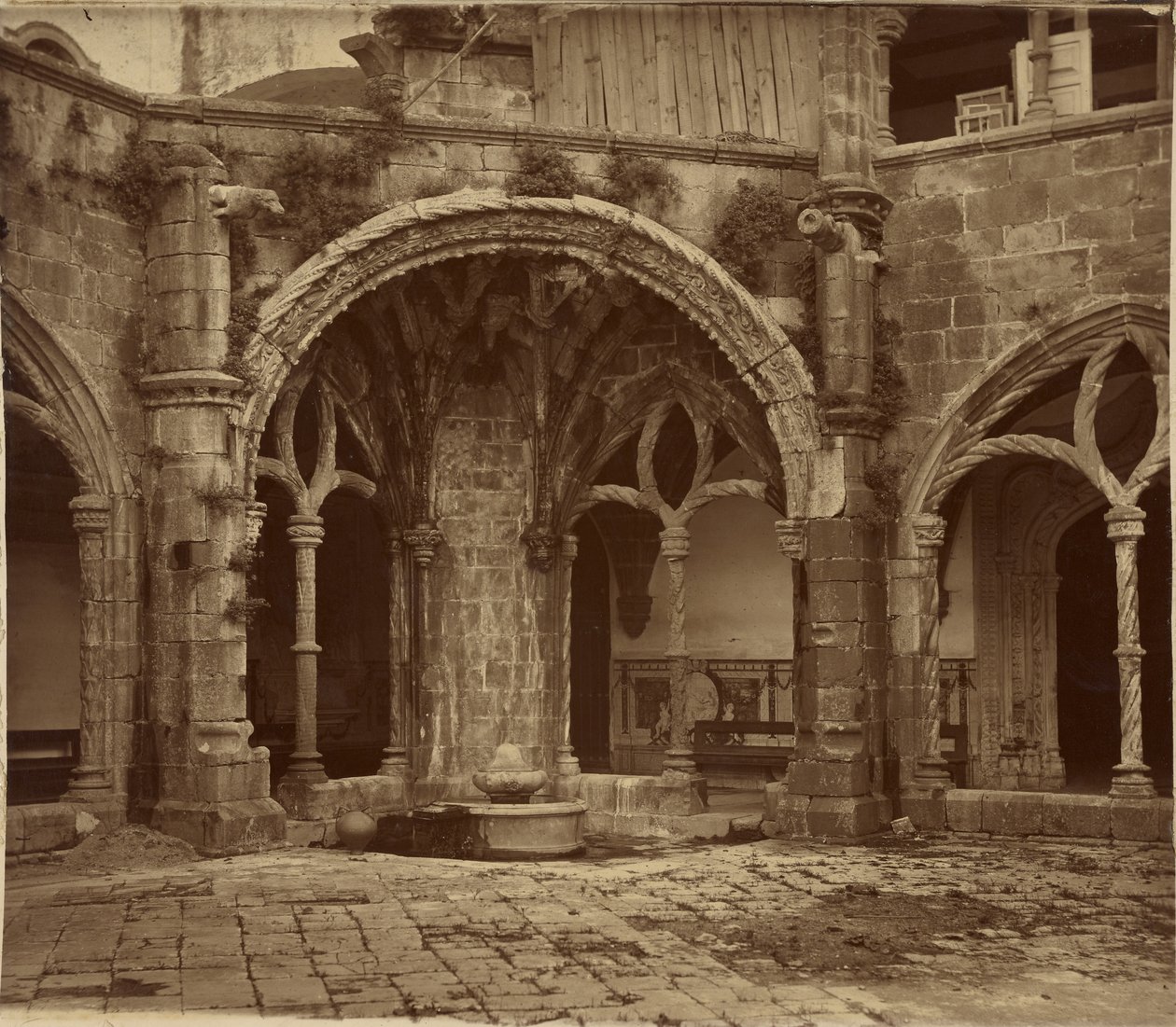 [Claustro do Silêncio, Mosteiro de Santa Cruz de Coimbra] de Charles Thurston Thompson