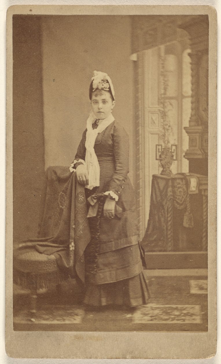 [Jovem mulher não identificada, de pé]. de Charles Waldack
