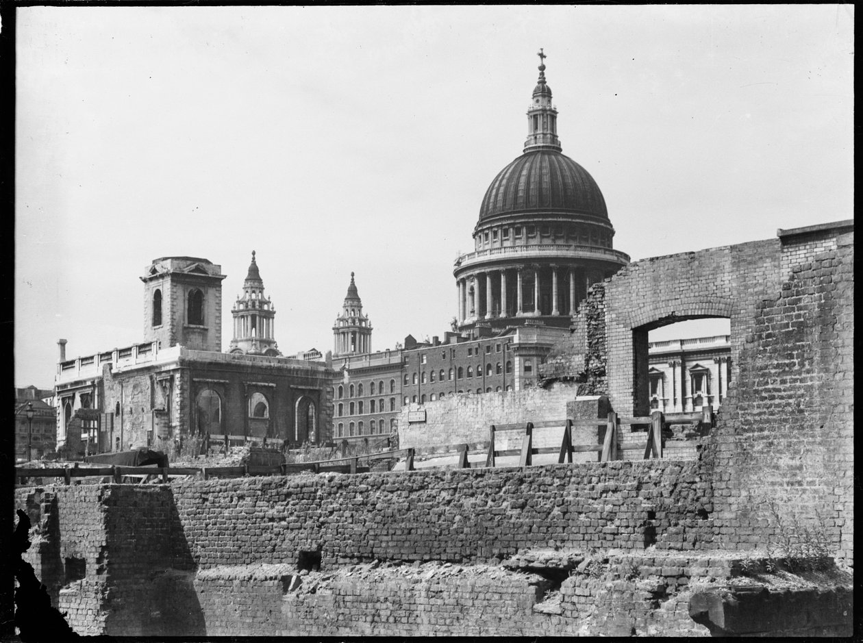Catedral de São Paulo, Adro da Igreja de São Paulo, Cidade de Londres, Cidade de Londres, GLA, 1941-1945. de Charles William Prickett