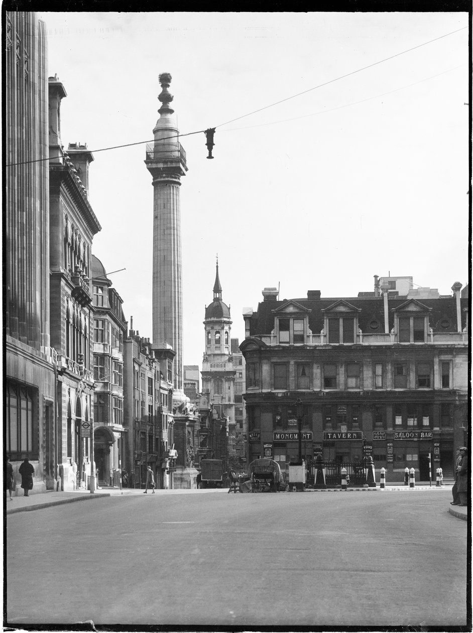 O Monumento, Monument Street, Cidade e Condado da Cidade de Londres, GLA, década de 1930. de Charles William Prickett