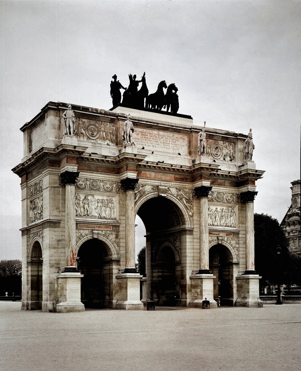 Vista do Arco do Triunfo do Carrossel realizado por Pierre Francois Leonard Fontaine (1762-1853) e Charles Percier (1764-1838) em Paris (Louvre) de Charles and Fontaine Pierre Percier