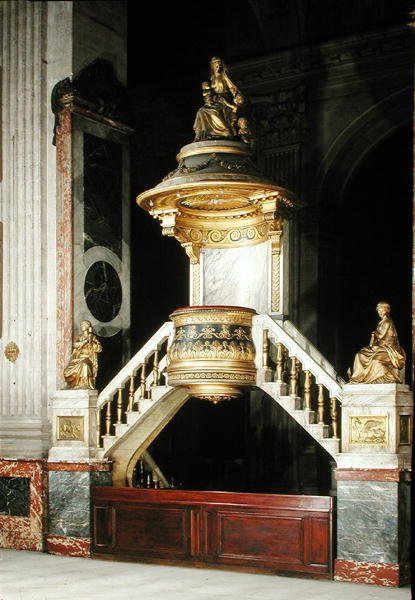 Púlpito com figuras douradas de Fé e Esperança por Guesdon and Charity by Dumont de Charles de Wailly