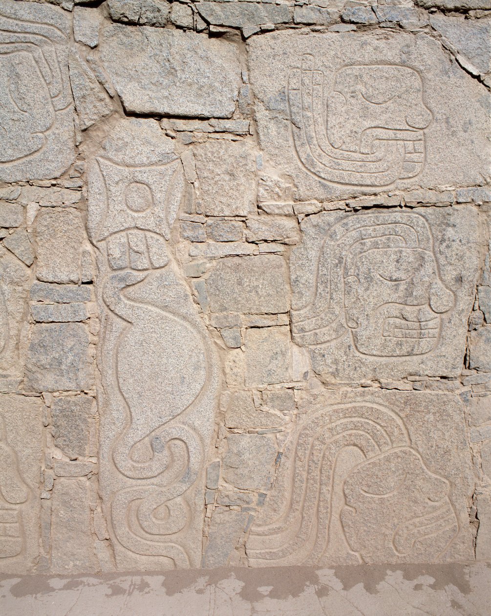 Arte pré-colombiana: relevo sobre ruínas, século IX a.C. (fotografia de Chavin Chavin