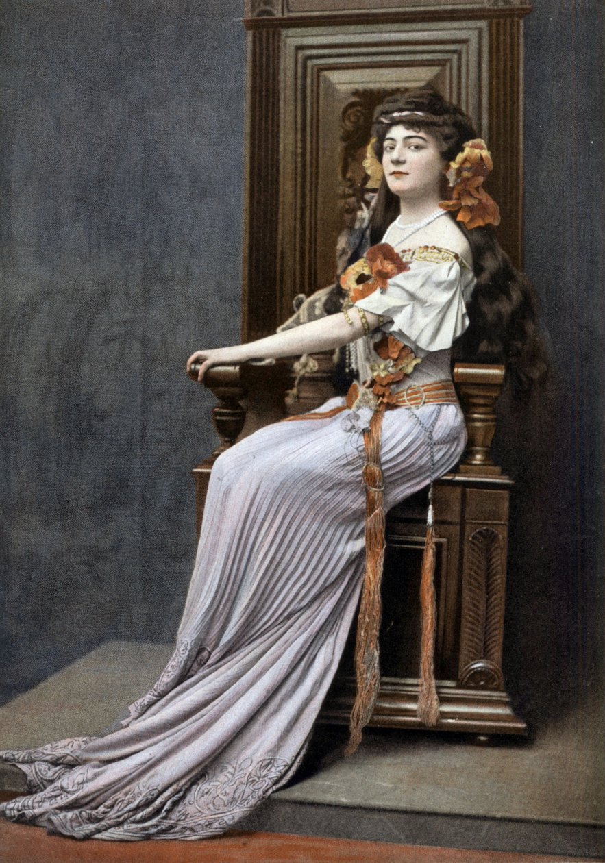A cantora de ópera Ketty Lapeyrette (1884-1940) no papel de Dalila na ópera "Samson et Dalila", fotografia de Cheri Rousseau do jornal francês "Le Theatre" de agosto de 1908 de Cheri Rousseau