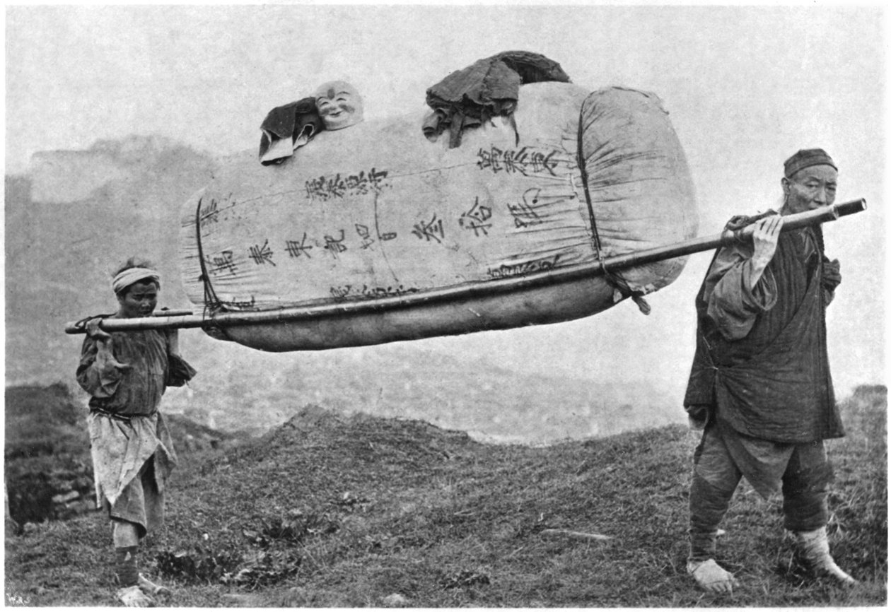Coolies transportando algodão, 1901 de Chinese Photographer