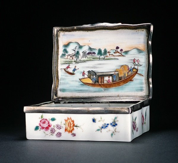 Uma caixa de rapé Mughal, Qianlong período (1736-95) c.1760 (porcelana) (ver também 314538) de Chinese School