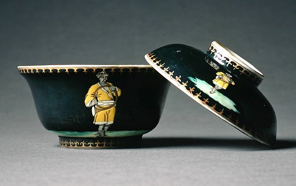 Um sugarbowl e cobertura, período de Qianlong (1736-95) c.1740 (porcelana) (veja também 314531) de Chinese School