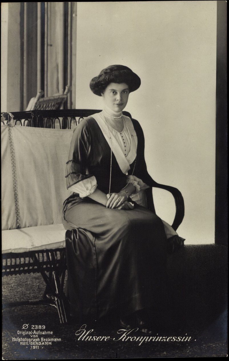 Ak Crown Princesa Cecilie da Prússia, sentado retrato de Chinese School