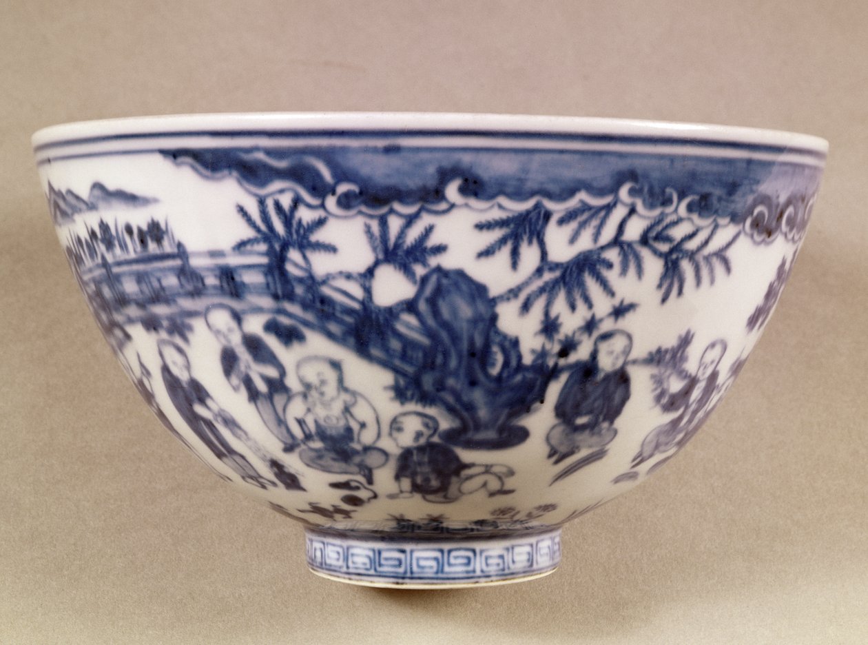 Bacia azul e branca decorada com uma paisagem com figuras, 1450-1500 (porcelana) de Chinese School