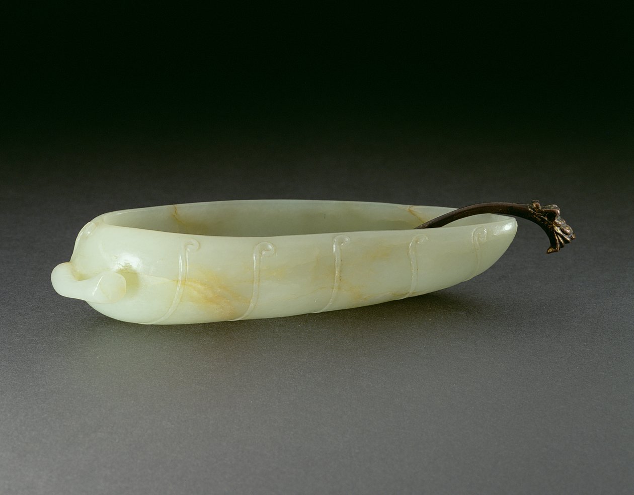 Máquina de lavar escova na forma de uma folha de bananeira no caule, Ming tardio para a dinastia Ch&39;ing primitiva (jade de nefrita verde celadon esculpida) (ver 142657) de Chinese School