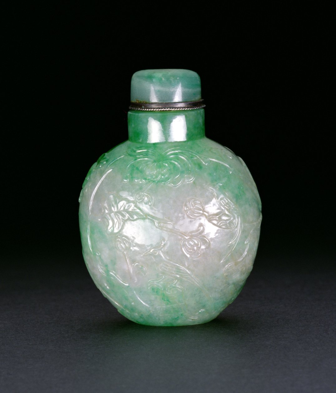 Frasco decorado com faisões e uma borboleta, c.1780-1850 (jade) de Chinese School