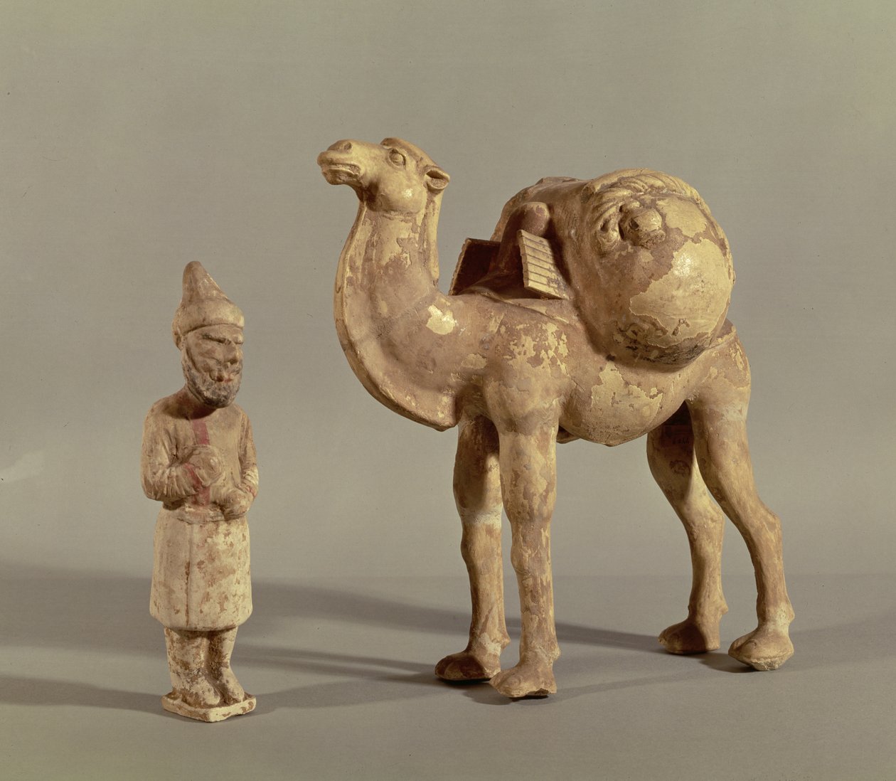 Estatuetas funerárias de um camelo carregado e uma caravana de bárbaros, Dinastia Tang (618-907) de Chinese School