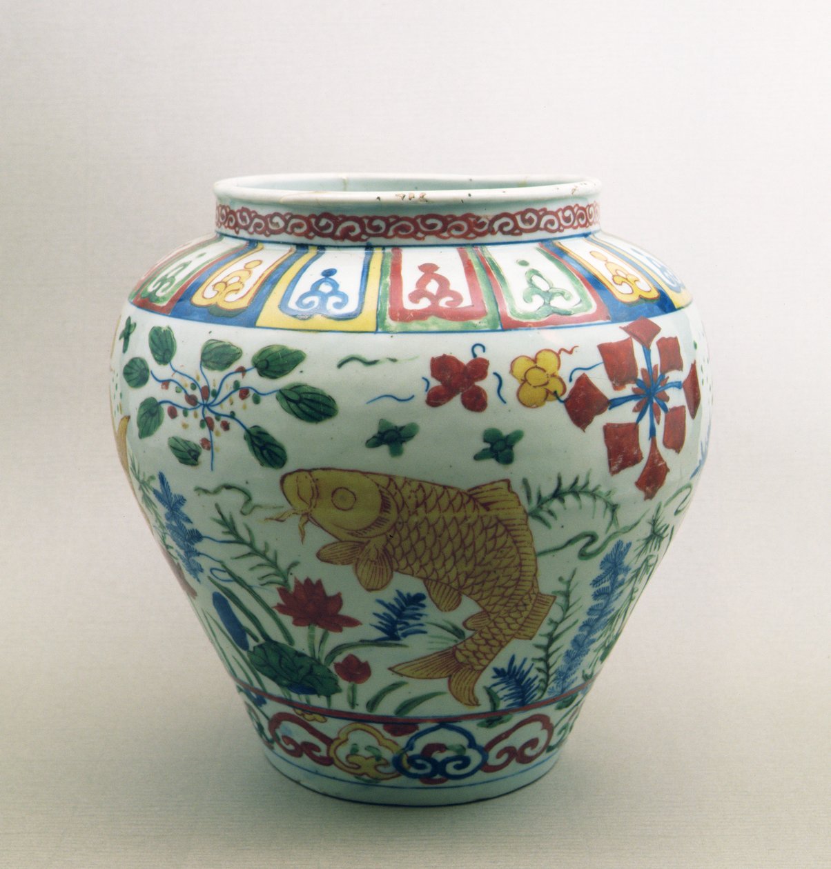 Jarra globular decorada com peixes e flores, período Chia Ching (1522-66) de Chinese School