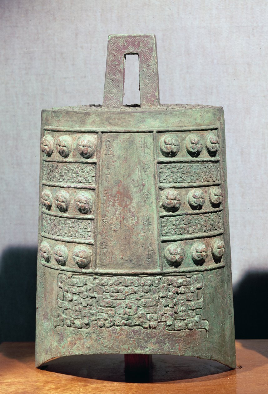Um de um grupo de sinos sintonizados em escala &39;pien chung&39;, do túmulo de um marquês de Ts&39;ai. Shou-hsien, Anhui, Período da Primavera e Outono Annals (bronze) de Chinese School