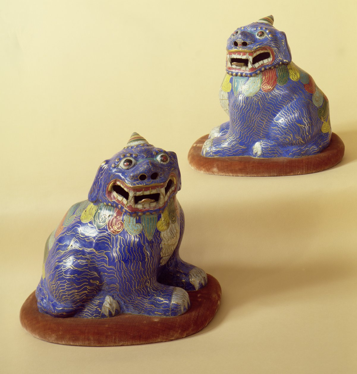 Par de cães cloisonne chineses do século XVIII (cloisonne esmaltado) de Chinese School