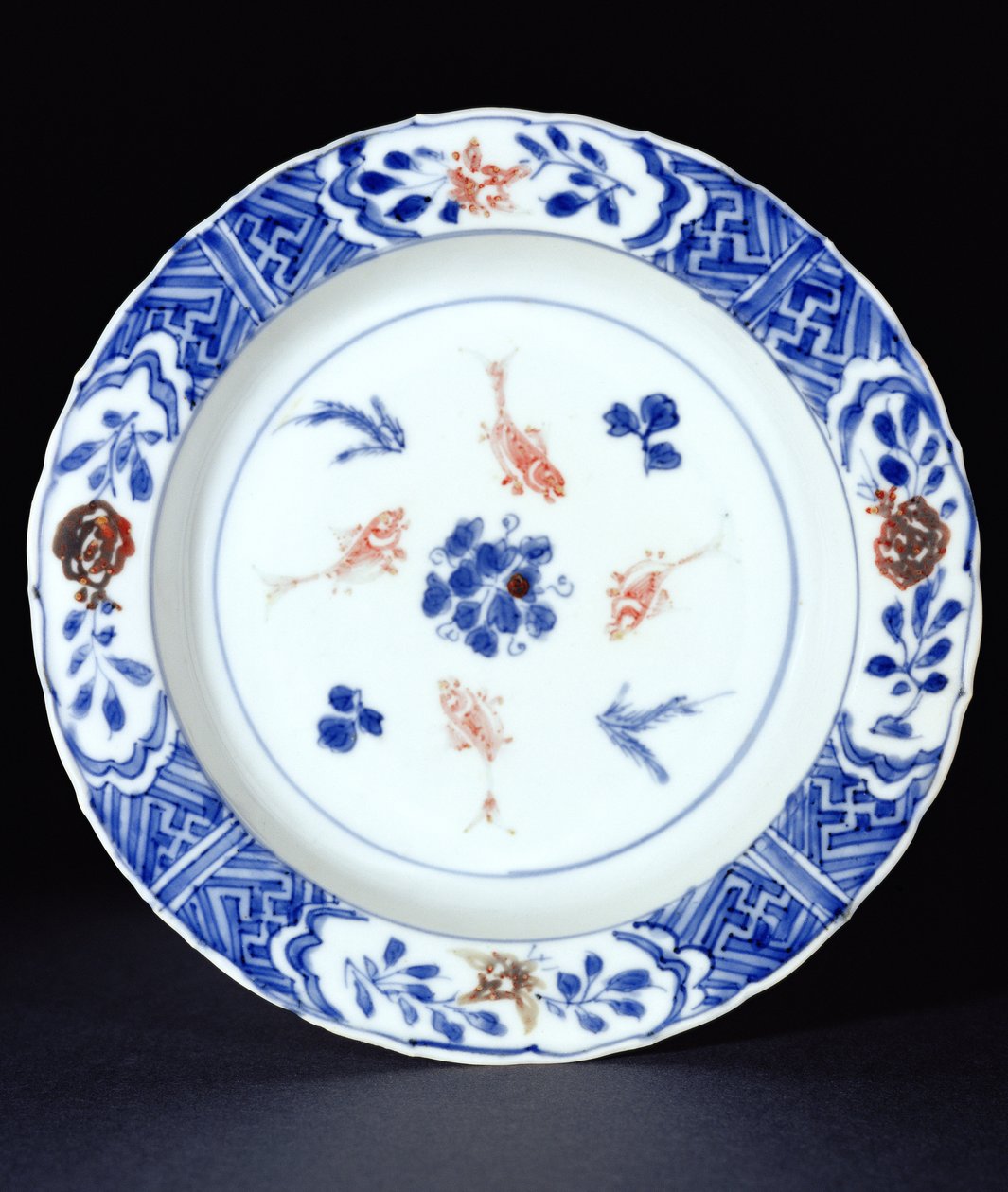 Placa decorada em azul sob o vidrado com toques de cobre vermelho, dinastia Ming, c.1630 (porcelana) de Chinese School