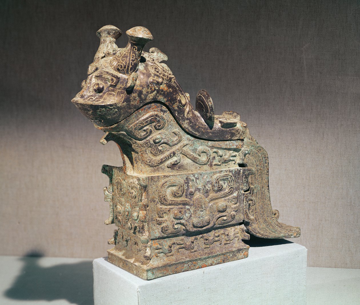 Ritual &39;kuang&39; misturador de vinho em forma de monstro inscrito com &39;jih chi&39;, de Fufeng, Shaanxi, Western Chou Dynasty (bronze) de Chinese School