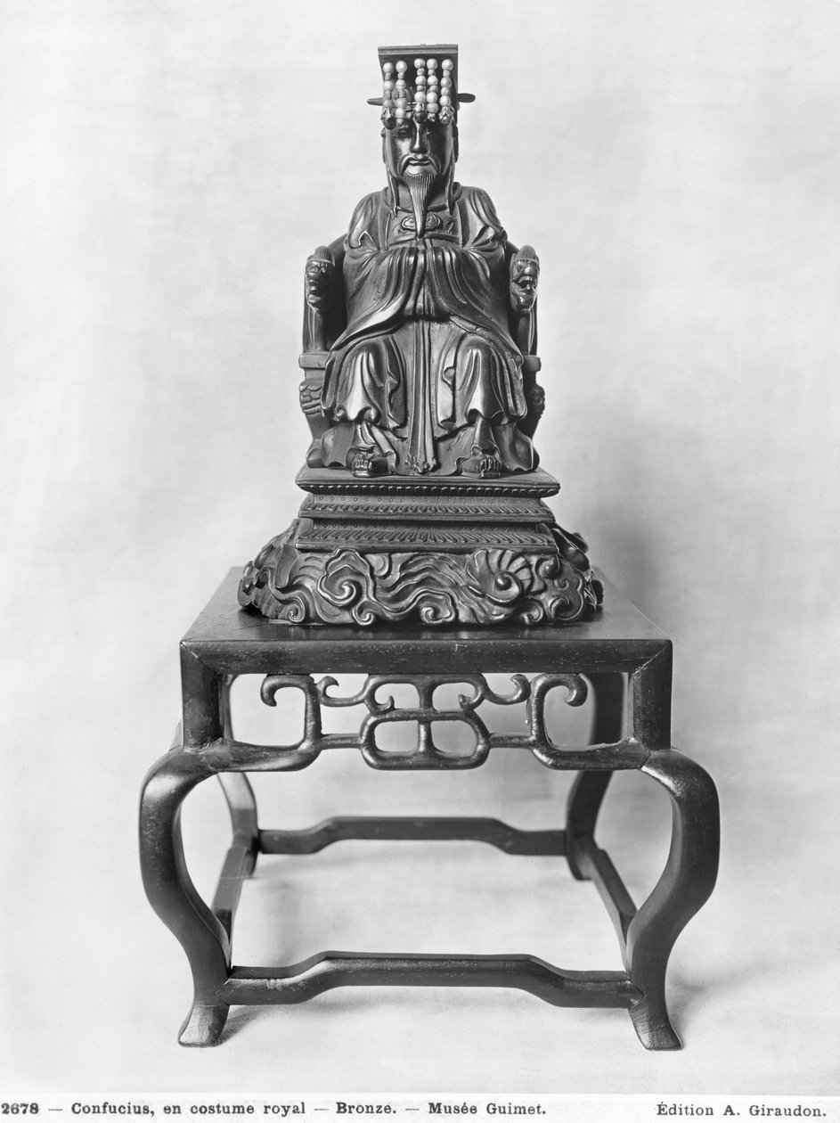 Estatueta de Confúcio (551-479 aC) como mandarim, dinastia Qing (1644-1912) (bronze) (ver também 186277) de Chinese School