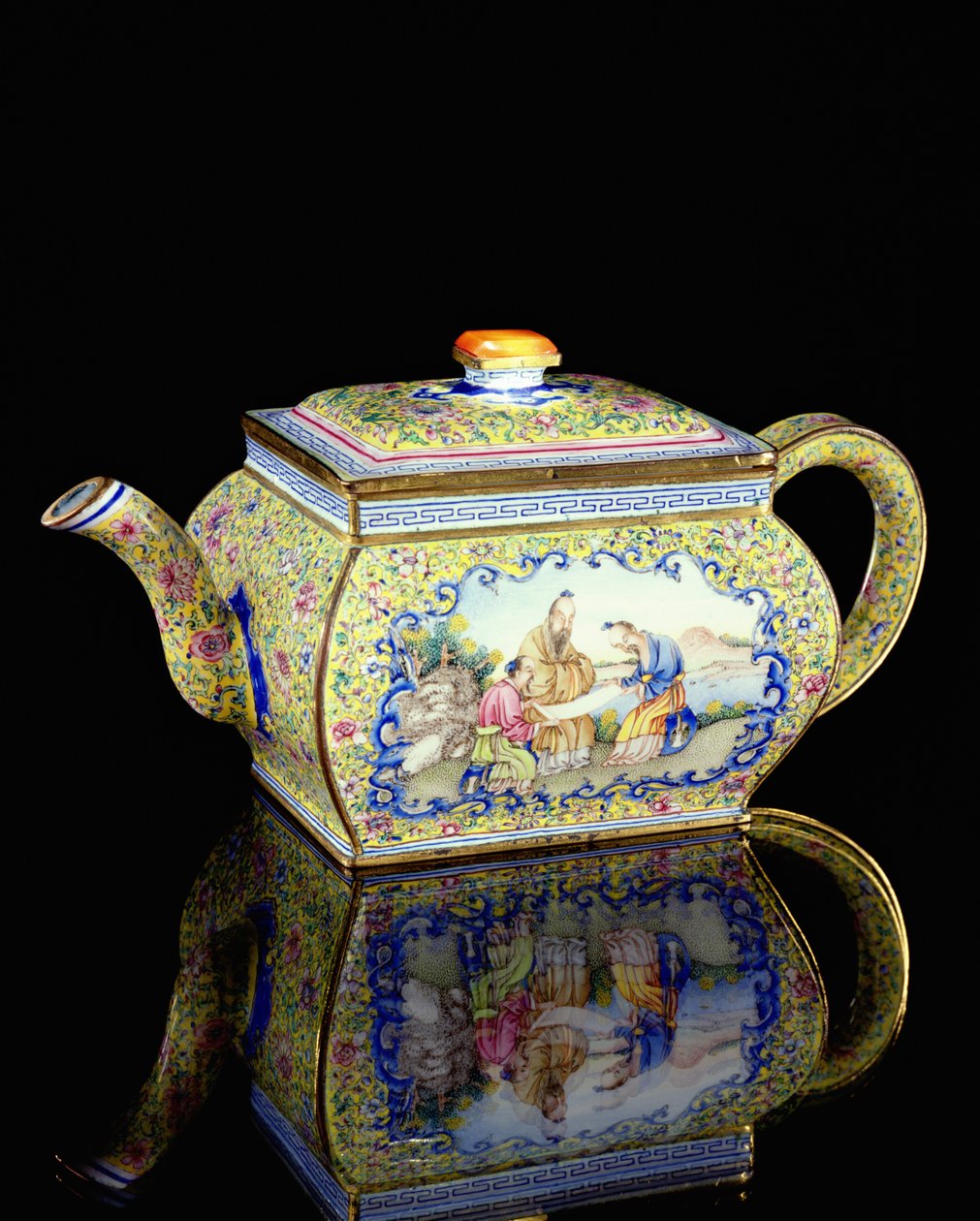 Bule decorado com esmalte, período Qianlong, 1736-95 (cerâmica) de Chinese School