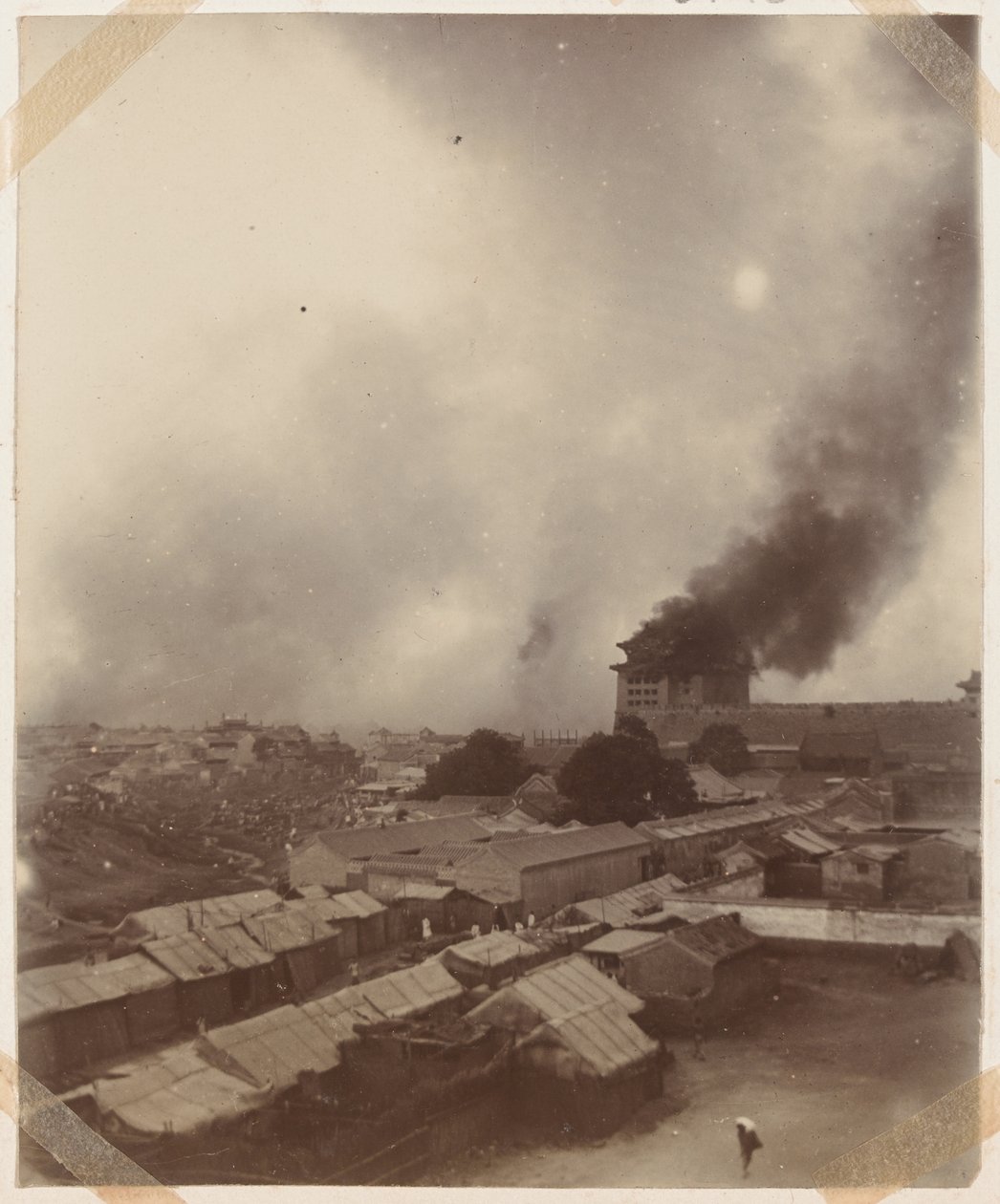 Um grande incêndio no portão principal de Pequim, 1900 de Chinese Photographer
