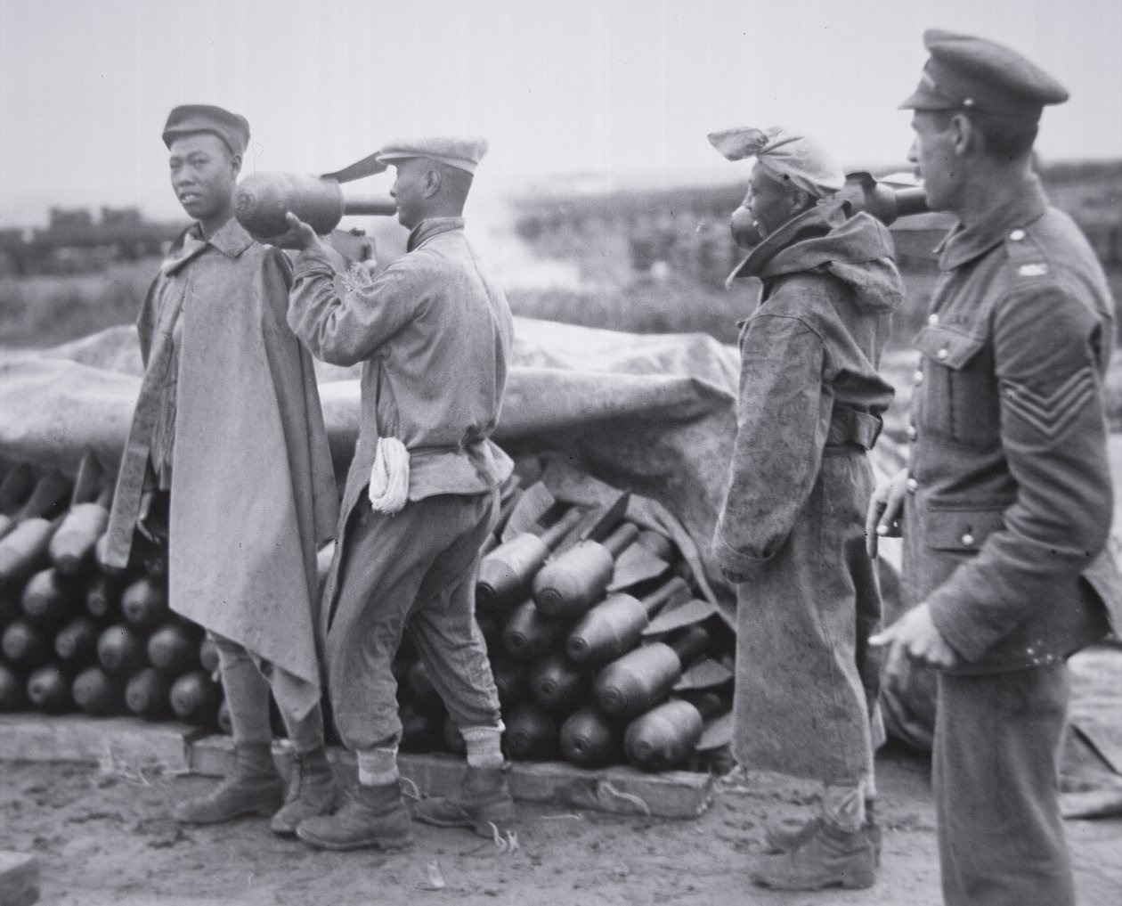 China a abastecer-se de bombas aéreas num depósito de artilharia em França de Chinese Photographer