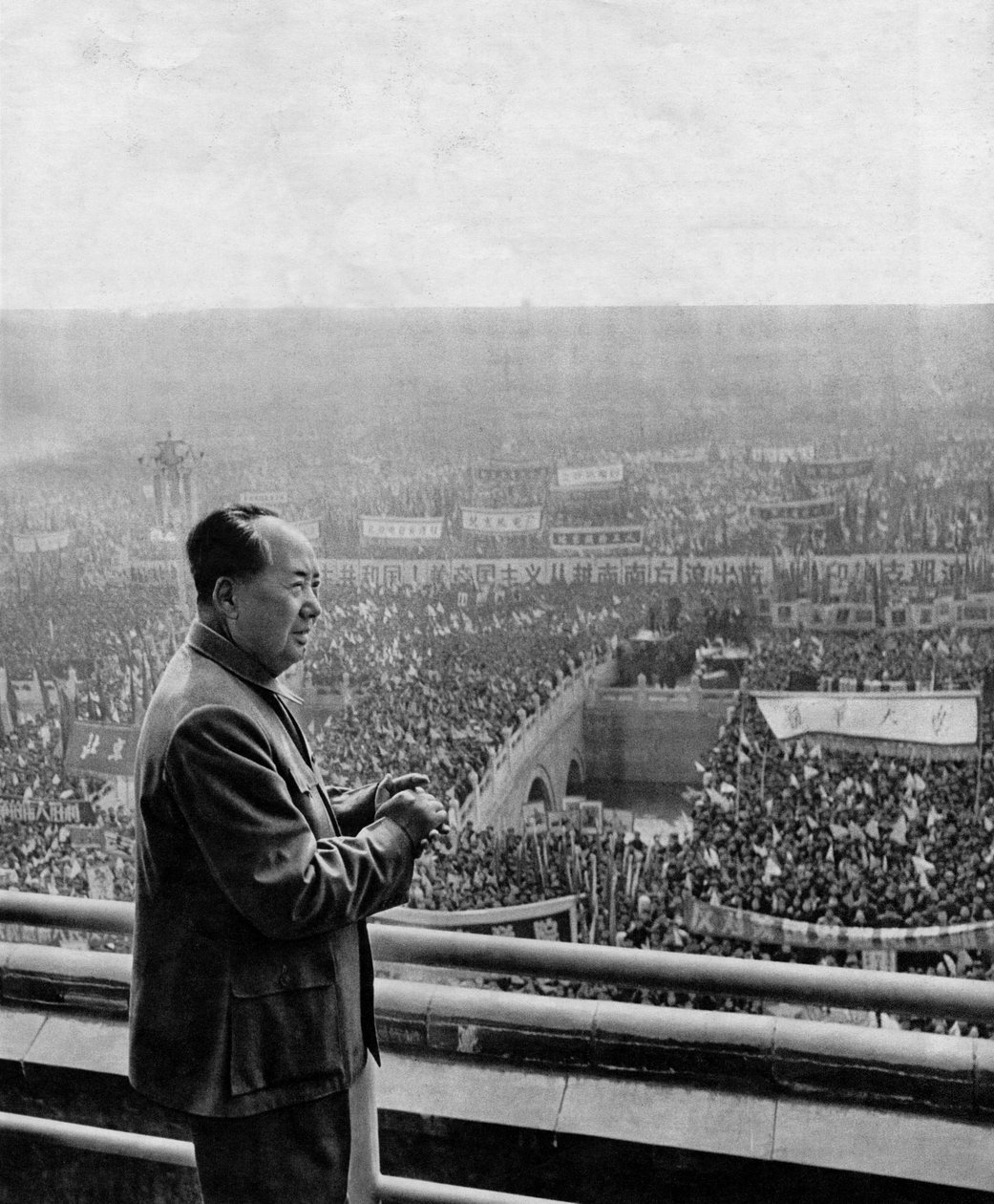 Retrato do Chefe de Estado chinês Mao Tse-Tung (Mao Ze-Dong ou Mao Zedong ou Mao Tse Toung ou Mao Tso Tong) (1893-1976) durante a comemoração do Partido Comunista. China, por volta de 1960. de Chinese Photographer