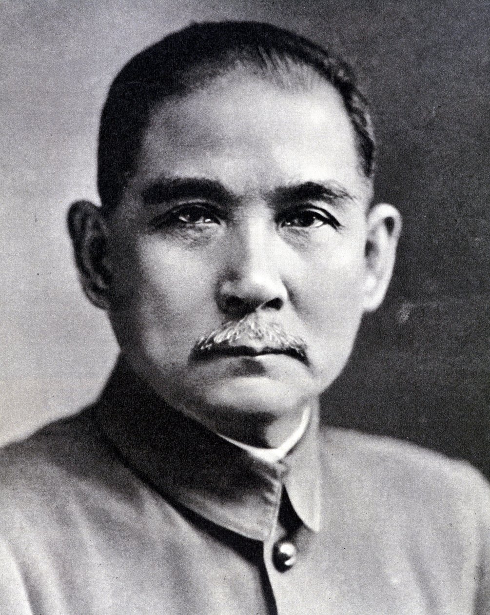 Retrato de Sun Yat-sen (Yat sen, Zhongshan) (1866-1925), revolucionário chinês e estadista. de Chinese Photographer