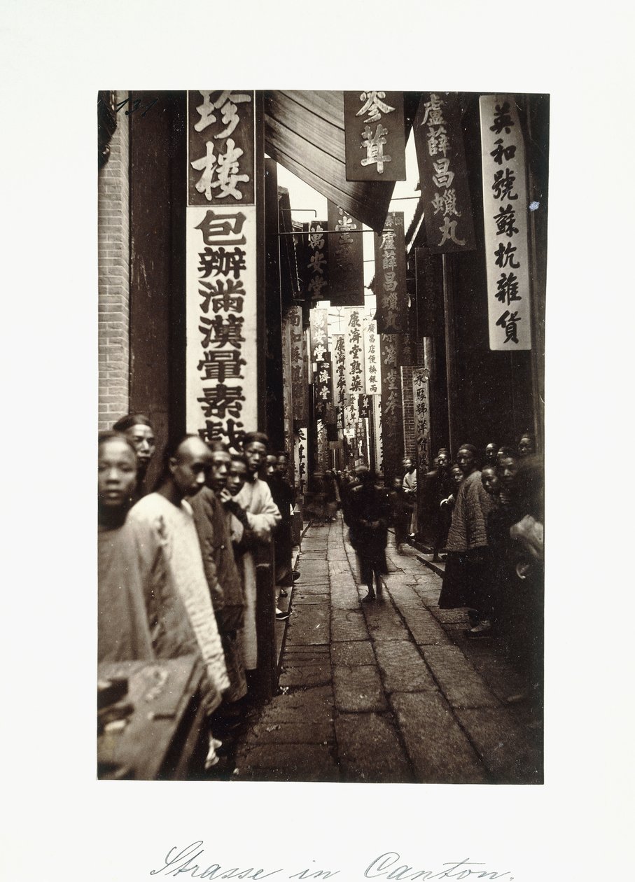 Street Scene in Canton, c.1870 (impressão de albume) de Chinese Photographer