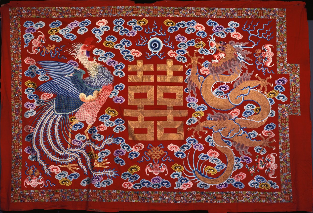 Um chinês pendurado em lã vermelha com um caráter central em fio dourado, ladeado por uma Fênix e um Dragão, do século XIX de Chinese School