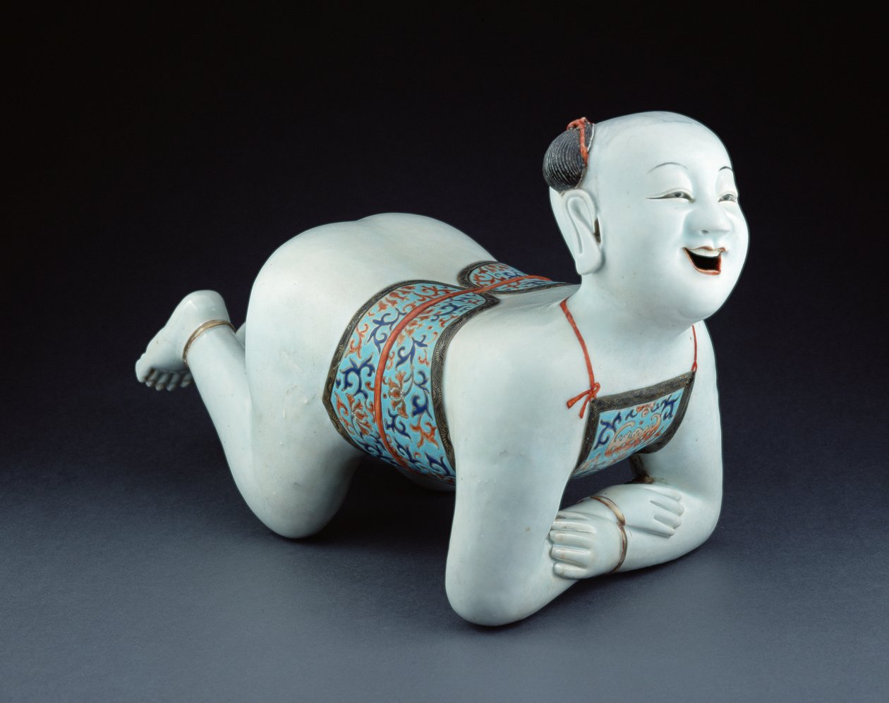 Um travesseiro de porcelana chinesa na forma de um menino seminu (porcelana) de Chinese School