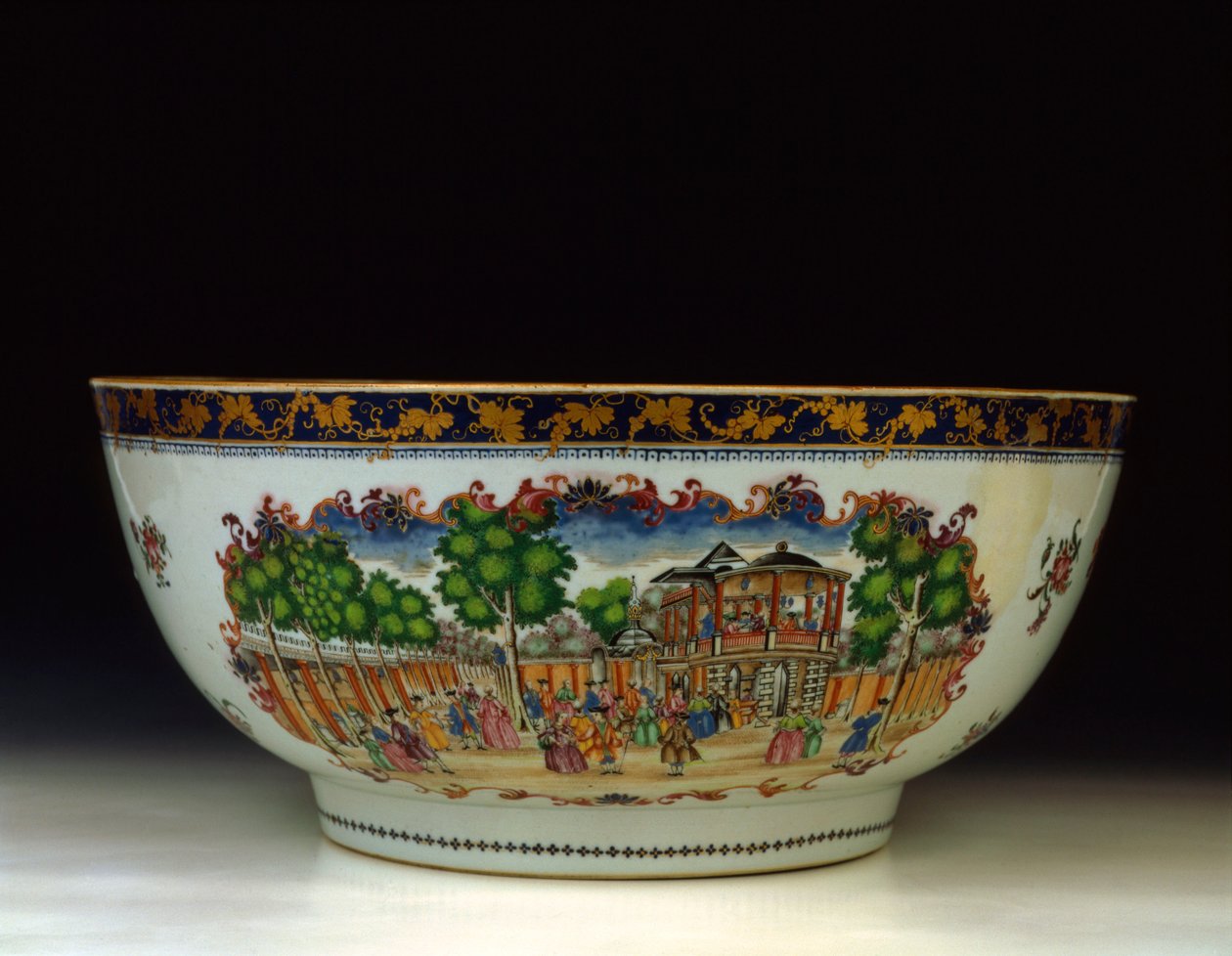Um ponche de "London" famille rose, com vista para o Grand Walk, Vauxhall Gardens, c.1750-1800 de Chinese School