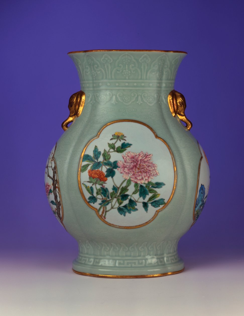 Um vaso fino e muito raro da família rosa celadon com um esmalte de prunus e rosas delineado em dourado, um dos quatro esmaltes representando as "Flores das Quatro Estações", 1735-1795 de Chinese School