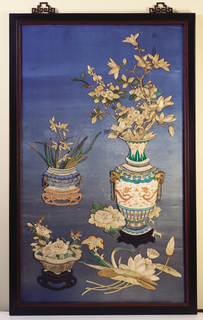 Um painel de seda representando vasos com flores de cerejeira, magnólia e orquídeas e uma jardineira com rosas em meio a ramos de lótus, lírios e glórias da manhã de Chinese School