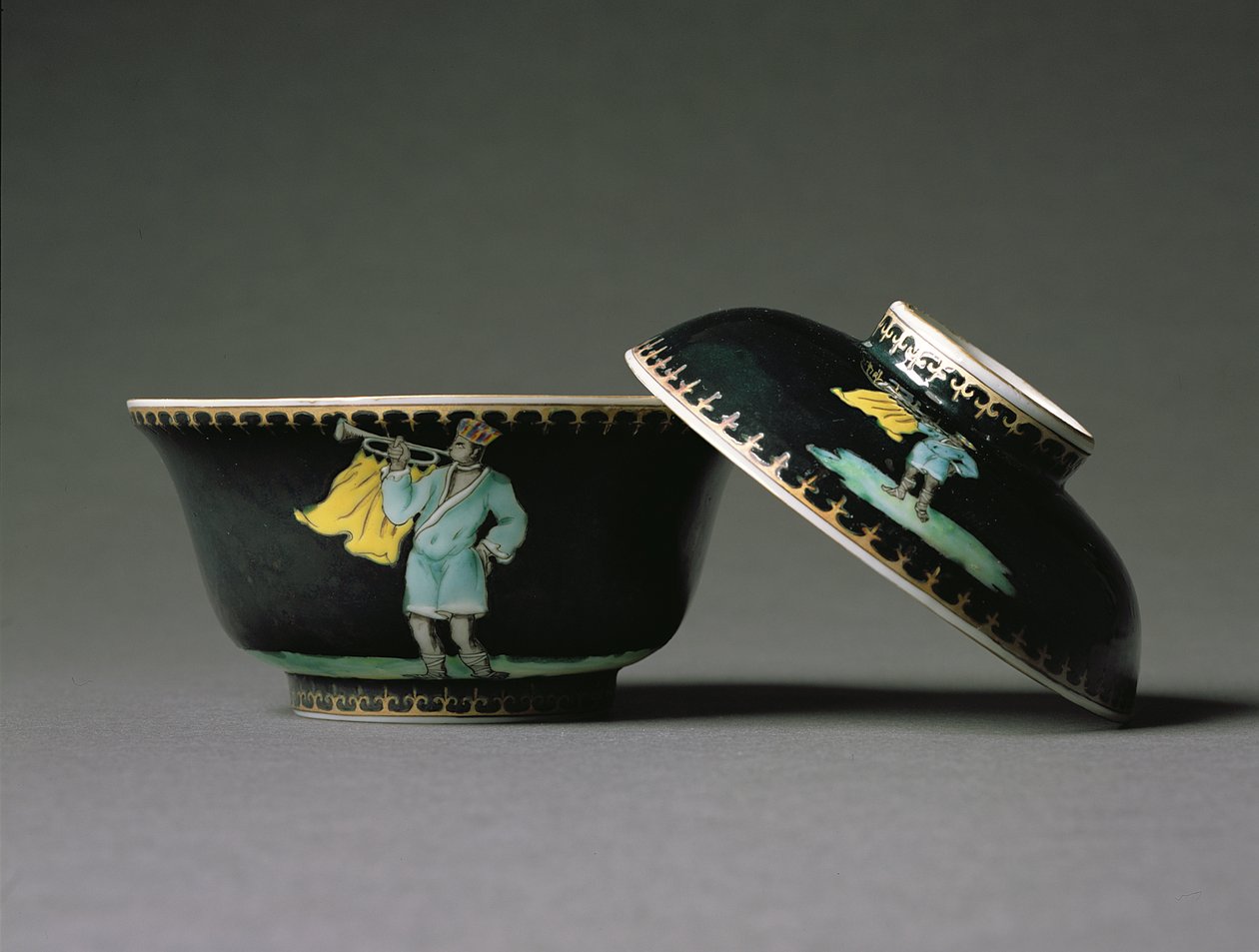 Um sugarbowl e cobertura, período de Qianlong (1736-95) c.1740 (porcelana) (veja também 314530) de Chinese School