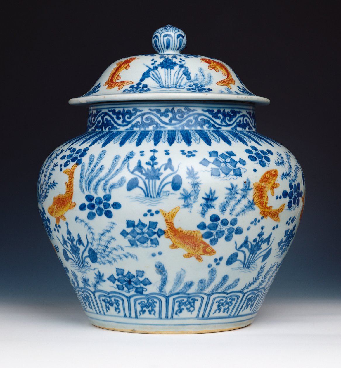 Frasco e tampa esmaltados em azul e branco "Fish", 1522-1566 de Chinese School
