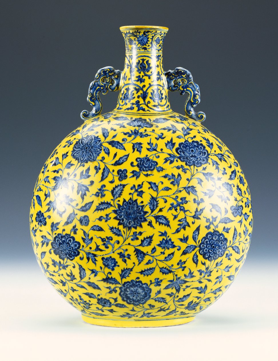 Um balão lunar esmaltado azul e amarelo sob o vidrado com um padrão de peônia e lótus, c.1723-1735 de Chinese School