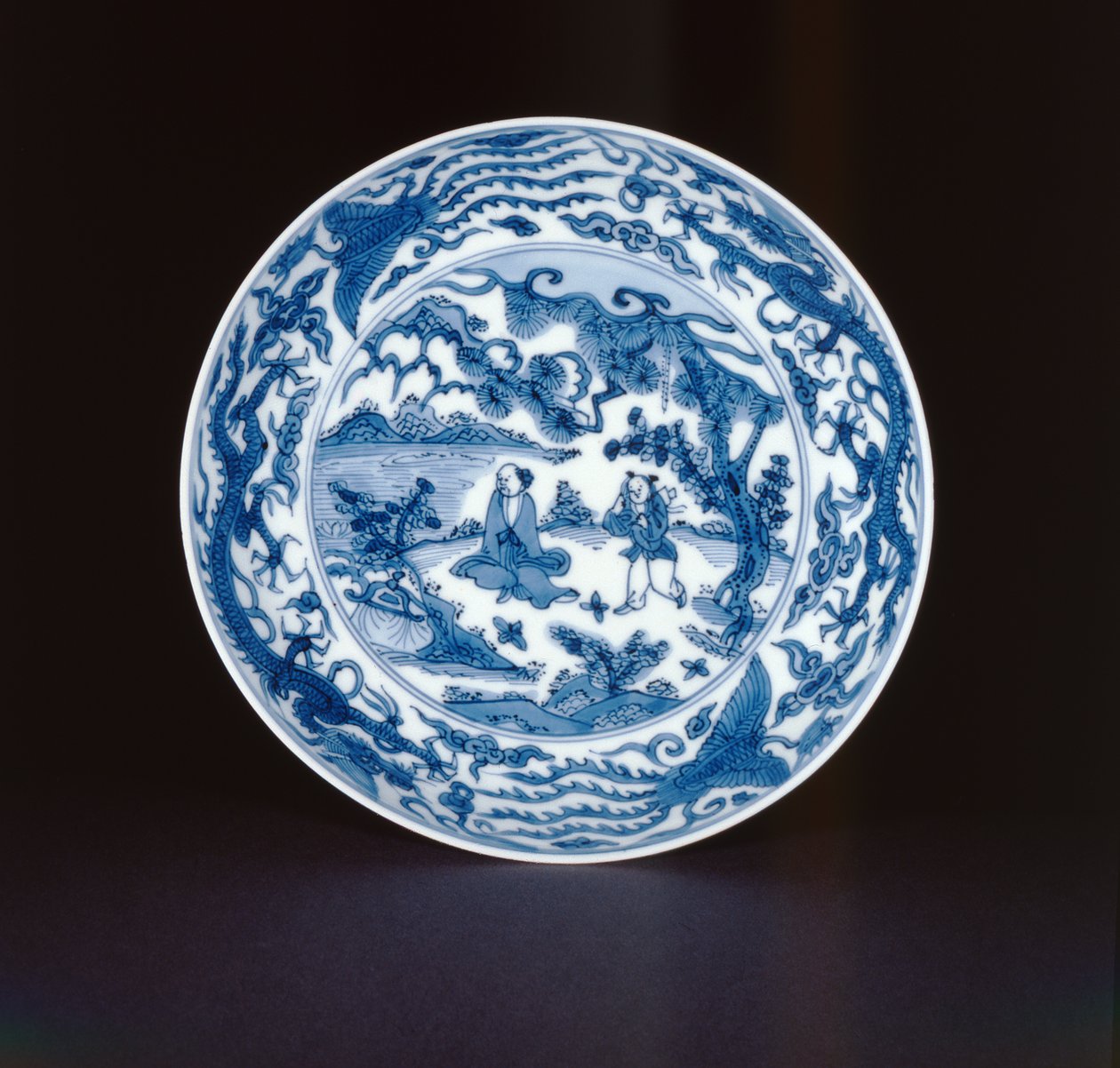 Prato azul e branco pintado com um sábio e atendente, marca Wanli e período, 1573-90 (porcelana) de Chinese School