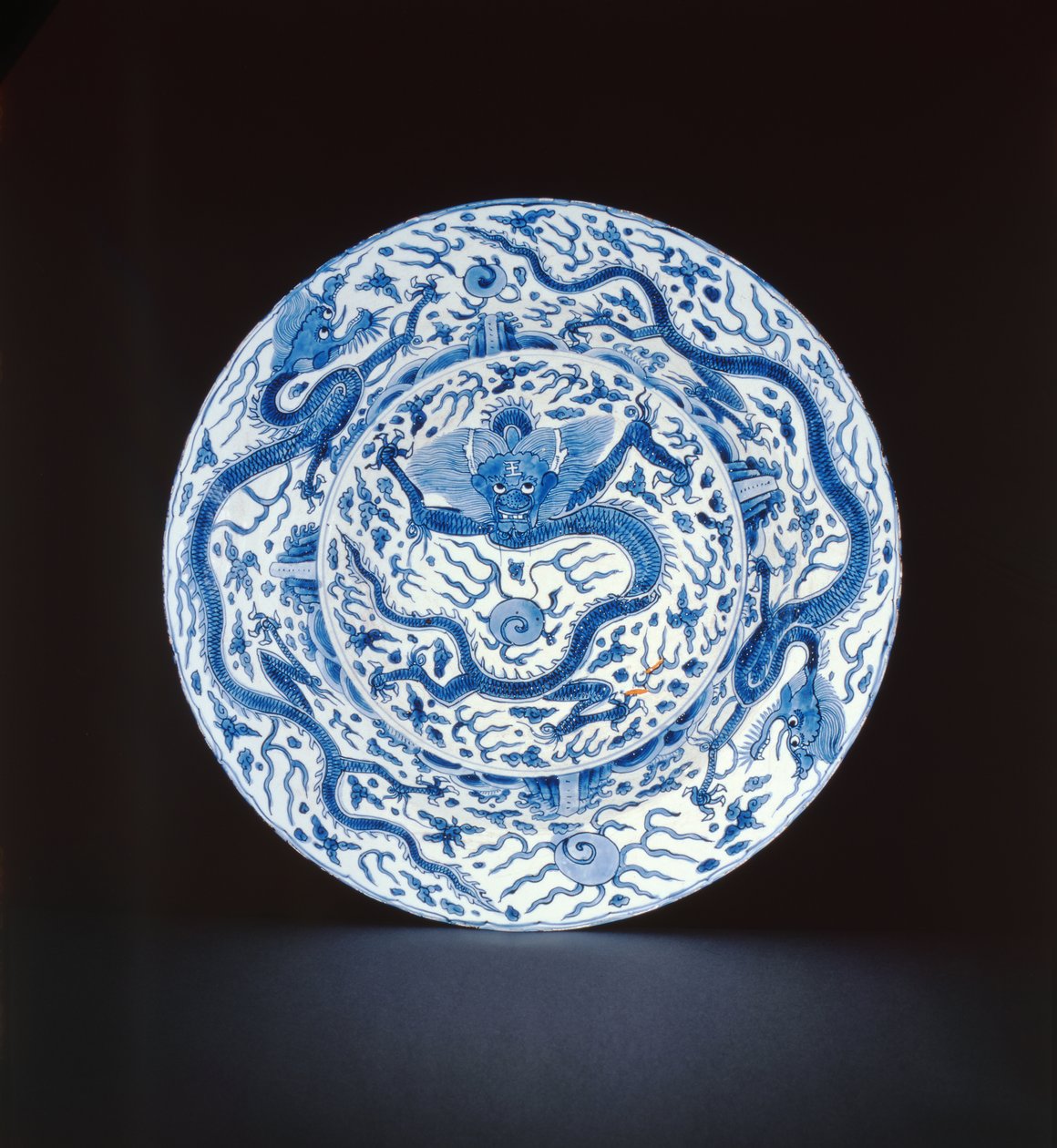 Prato azul e branco pintado com dragões, Wanli ou Chongzheng, 1600-35 (porcelana) de Chinese School
